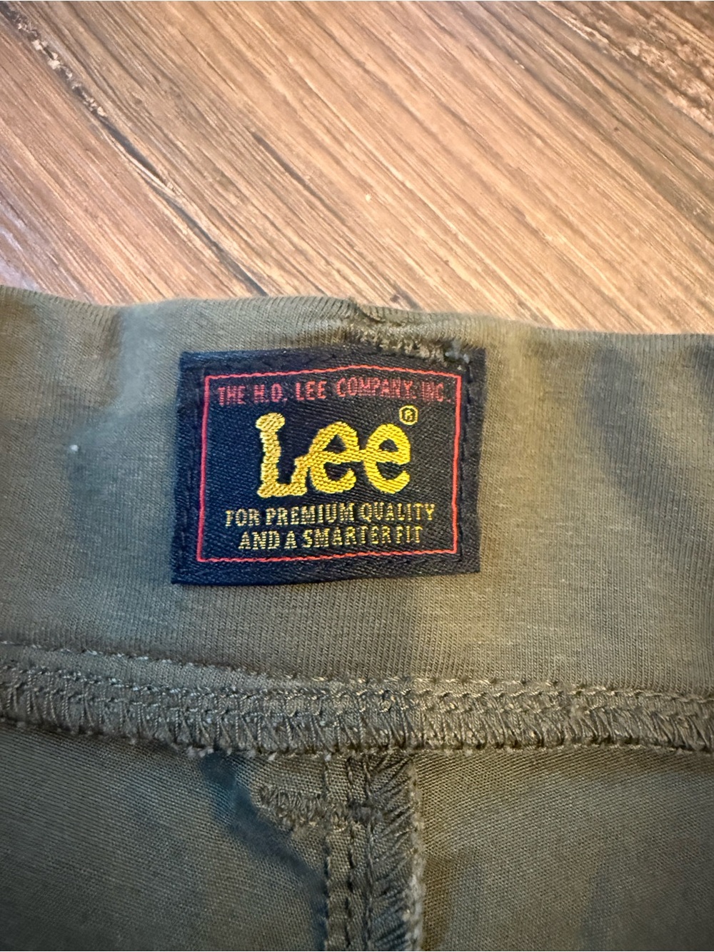 Lee Women's Olive Green Cargo Shorts - Picture 4 of 5